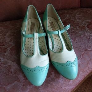 Adorable wingtip kitten heels